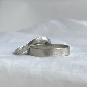 White gold - 2mm and 4mm - High arch rustic wedding band set